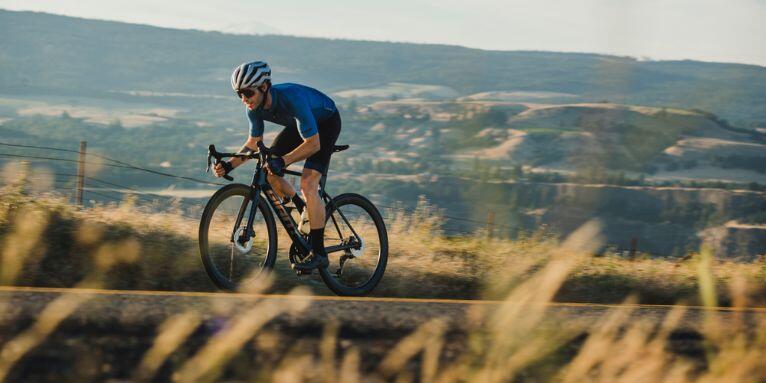 Å sykle ritt, enten på landevei eller i terreng, krever riktig påkledning for å sikre komfort, beskyttelse og prestasjon. Å kle seg riktig handler om å tilpasse seg forholdene – enten det er varme sommerdager, kalde vår – og høstdager, eller regnværsdager.